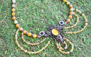 Picture of Explore Jewelry Making: Bead Stringing and Crimping – Queen Bee Necklace - Free Online
