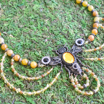 Picture of Explore Jewelry Making: Bead Stringing and Crimping – Queen Bee Necklace - Free Online